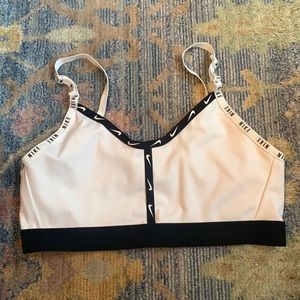 Black&White Nike women’s sports bra